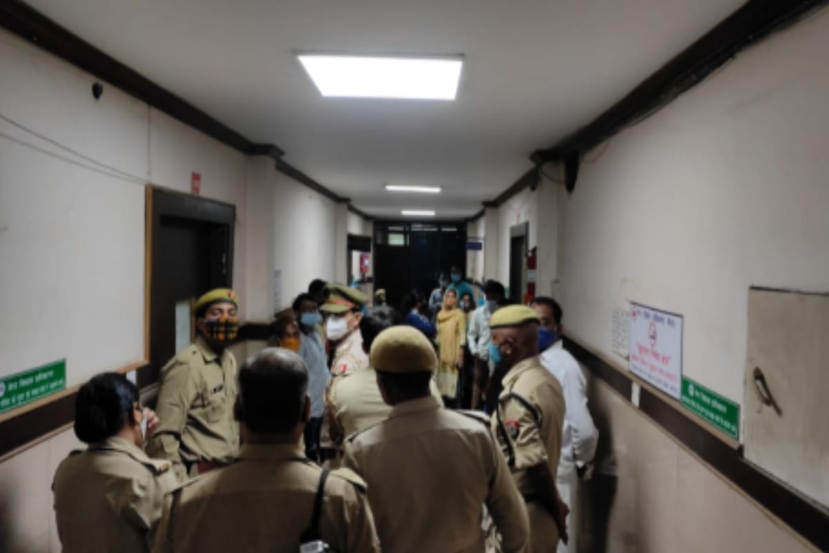 water filled in houses from Roads due to rain in meerut, residents surrounded MDA office