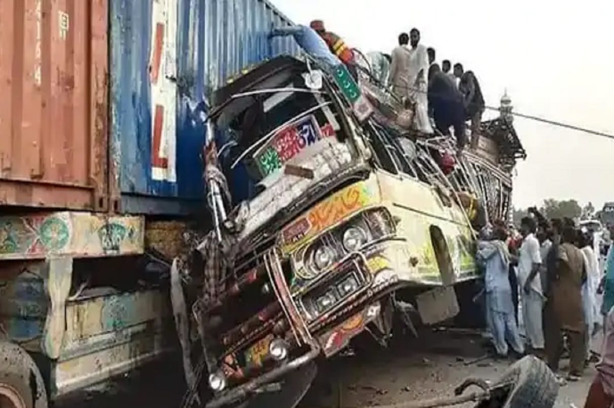Major road accident in pakistan punjab proviance 30 killed after bus collided with truck
