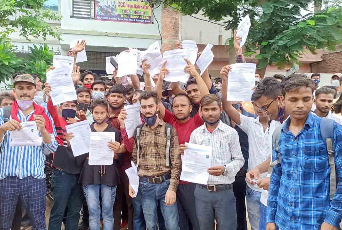 Kanpur: Triple C exam stopped due to non-connection of server, students created ruckus
