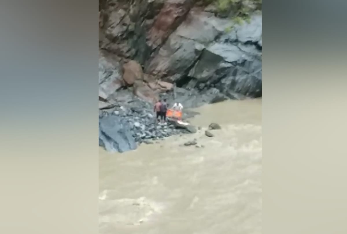 himachal chamba news: three killed as landslide hits car drowned  in ravi river