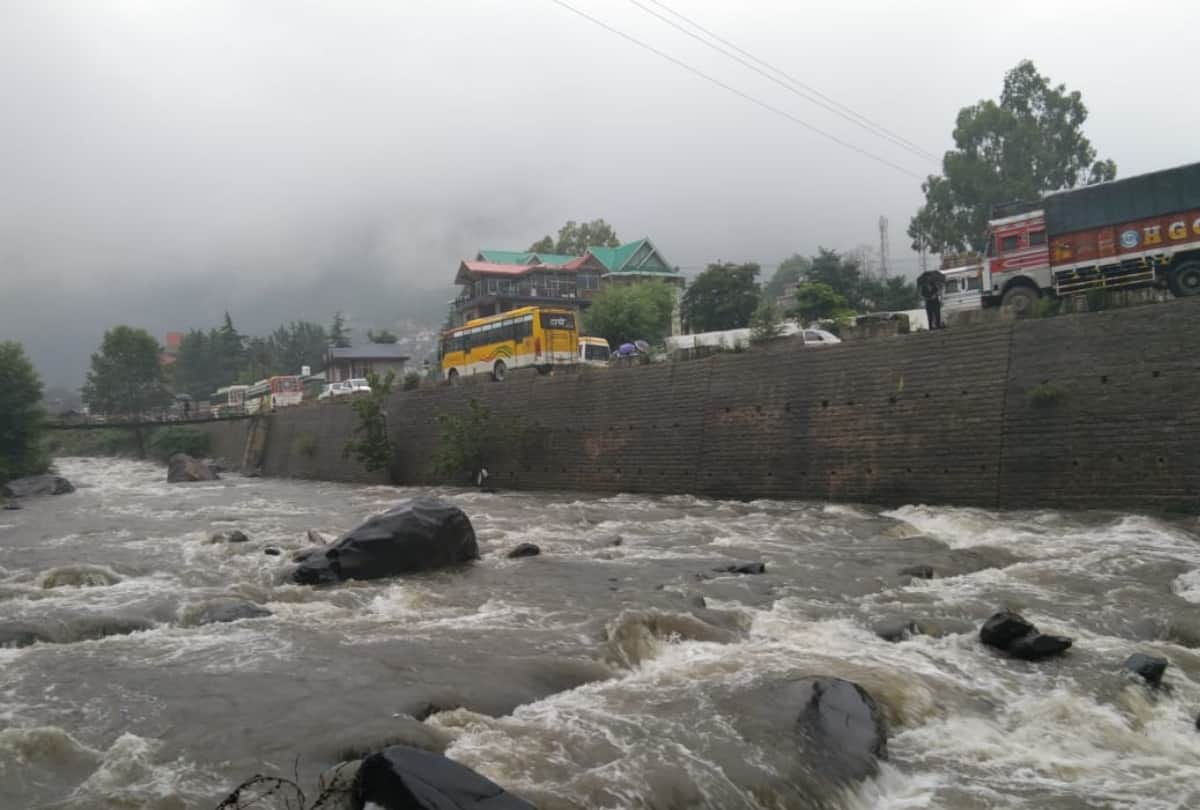 flash flood in himachal pradesh four killed in chamba many road closed houses damaged by landslide