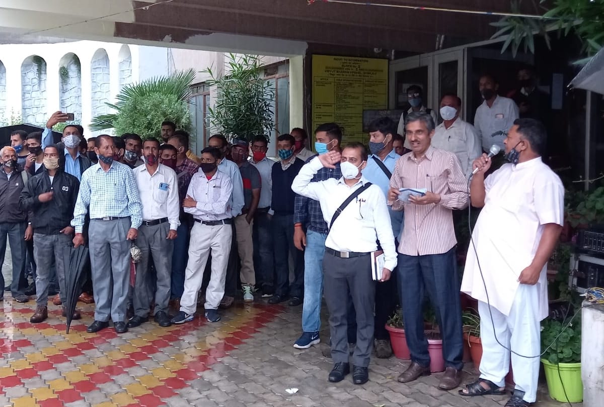 electricity board employees protest outside kumar house shimla