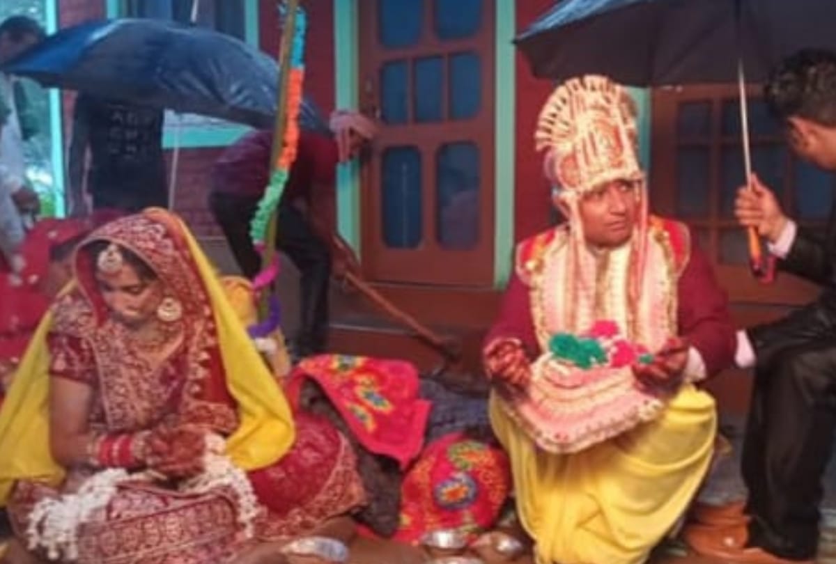 heavy rain in hamirpur himachal marriage traditions fulfilled under umbrella