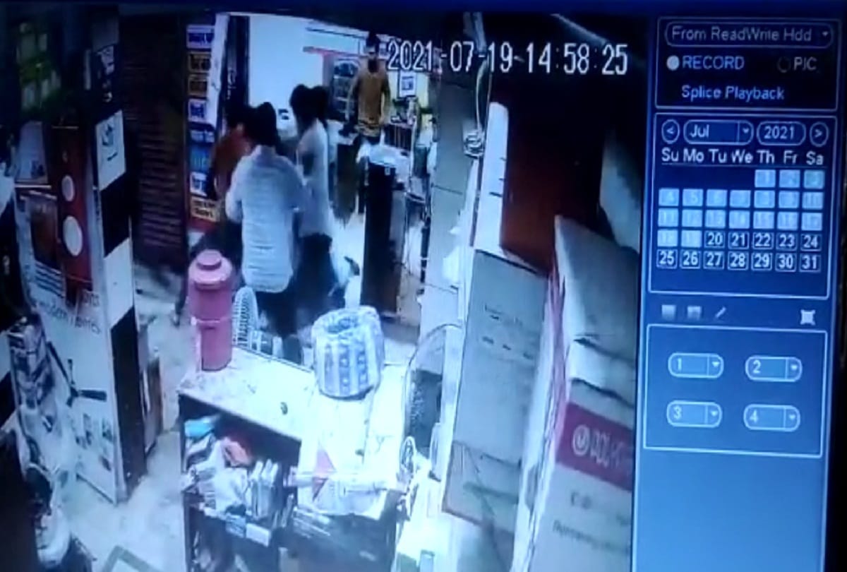 in prayagraj 1.90 lakh robbed after assault in public service center the incident caught in CCTV
