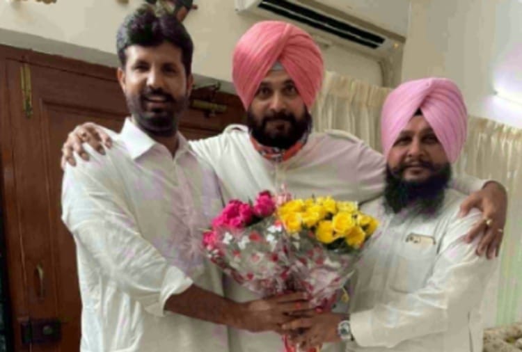 Celebration at  navjot singh Sidhu house after becoming the Punjab congress chief