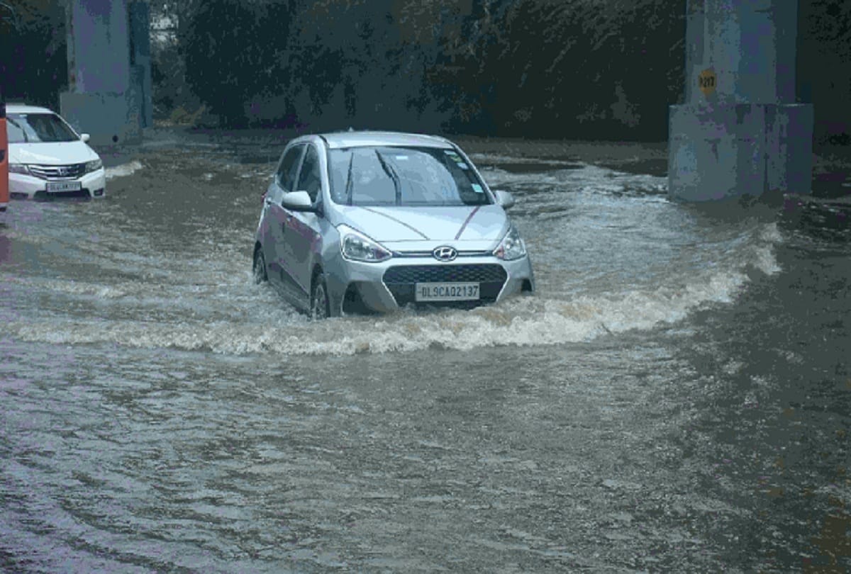 Roads filled with heavy rains Delhi jammed Chief Minister Arvind Kejriwal says will make world class drainage system