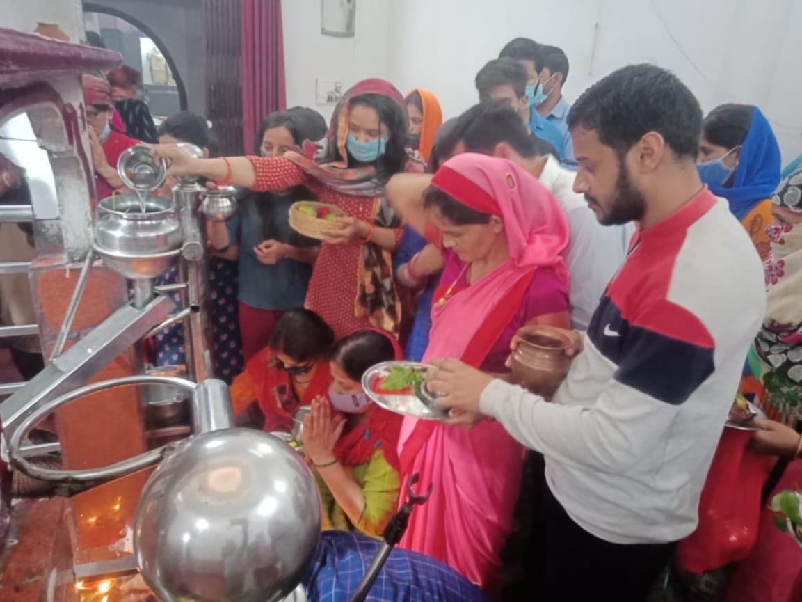 sawan 2021: in uttarakhand sawan first monday today, devotees long queue in temples watch photos