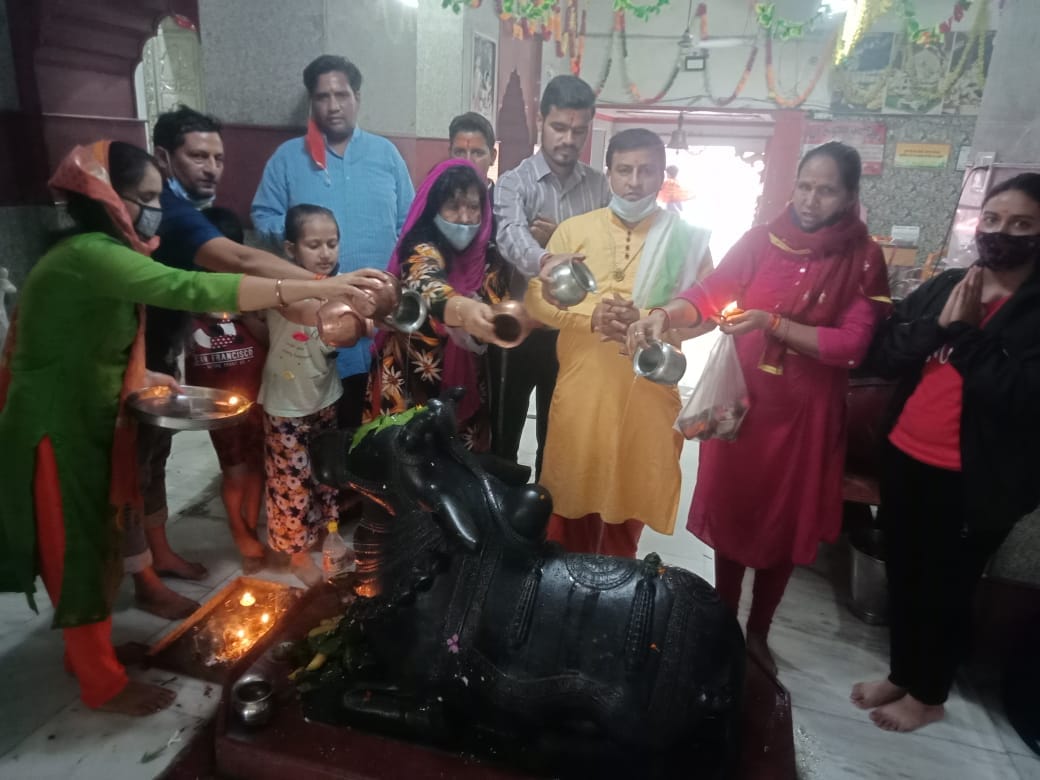 sawan 2021: in uttarakhand sawan first monday today, devotees long queue in temples watch photos