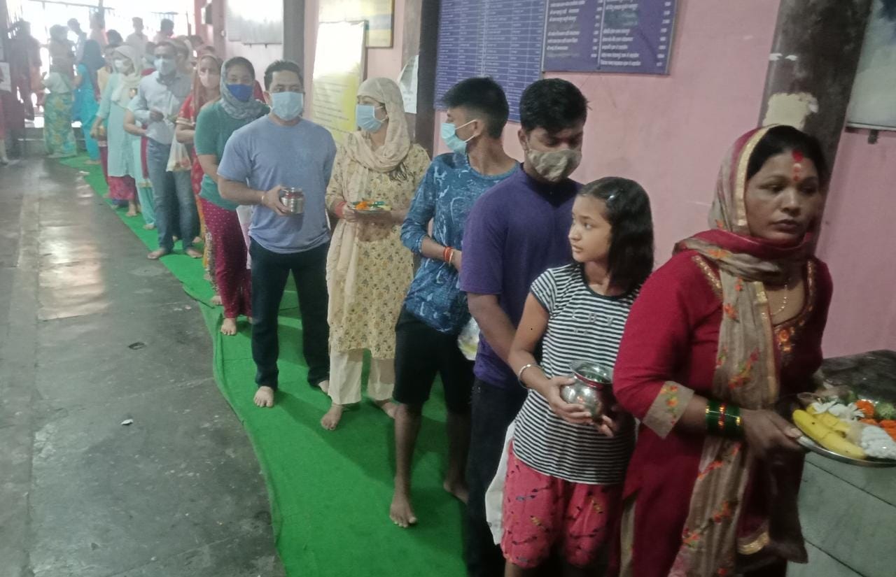 sawan 2021: in uttarakhand sawan first monday today, devotees long queue in temples watch photos