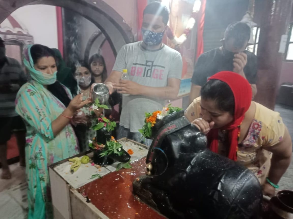 sawan 2021: in uttarakhand sawan first monday today, devotees long queue in temples watch photos