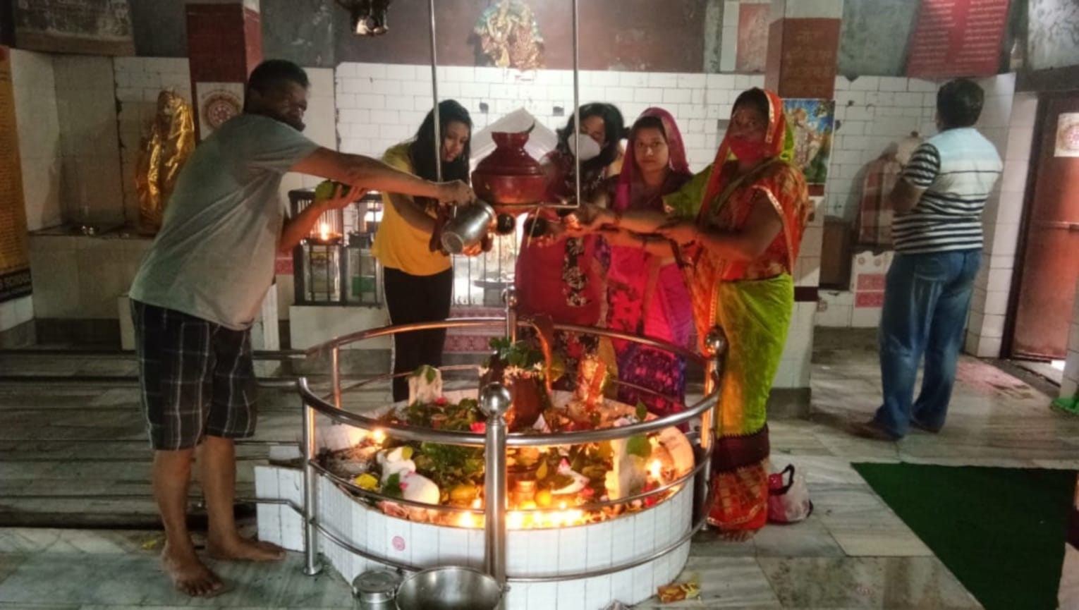 sawan 2021: in uttarakhand sawan first monday today, devotees long queue in temples watch photos