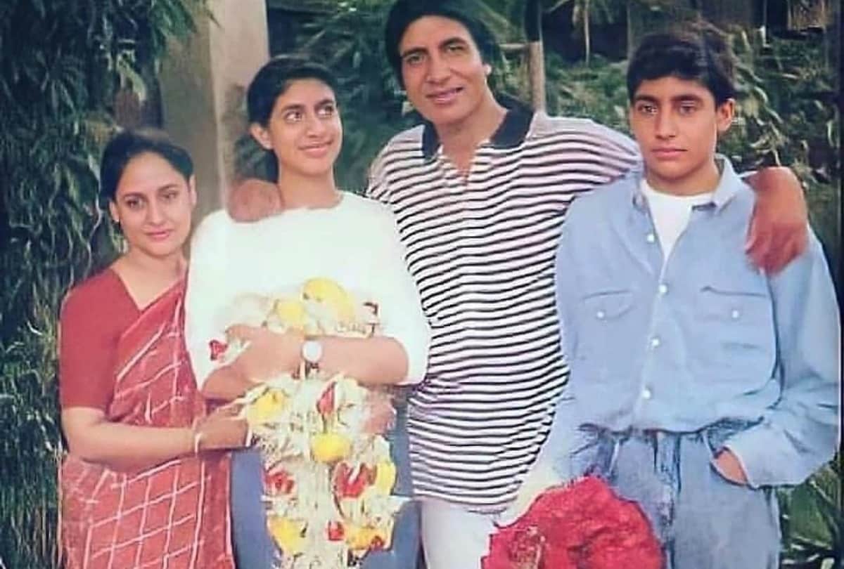amitabh bachchan abhishek bachchan with family picture goes viral on social media see photo