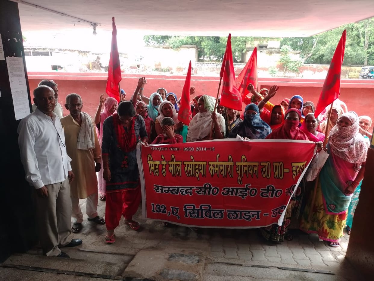 etawah news,The cooks demonstrated against the demands