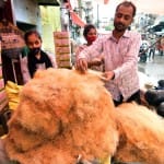 ईद के लिए सेेवईं खरीदते लोग