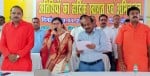 कोतवाली देहात में ब्लाक प्रमुख तृप्ति राजपूत को शपथ दिलाते एसडीएम घनश्याम वर्मा।