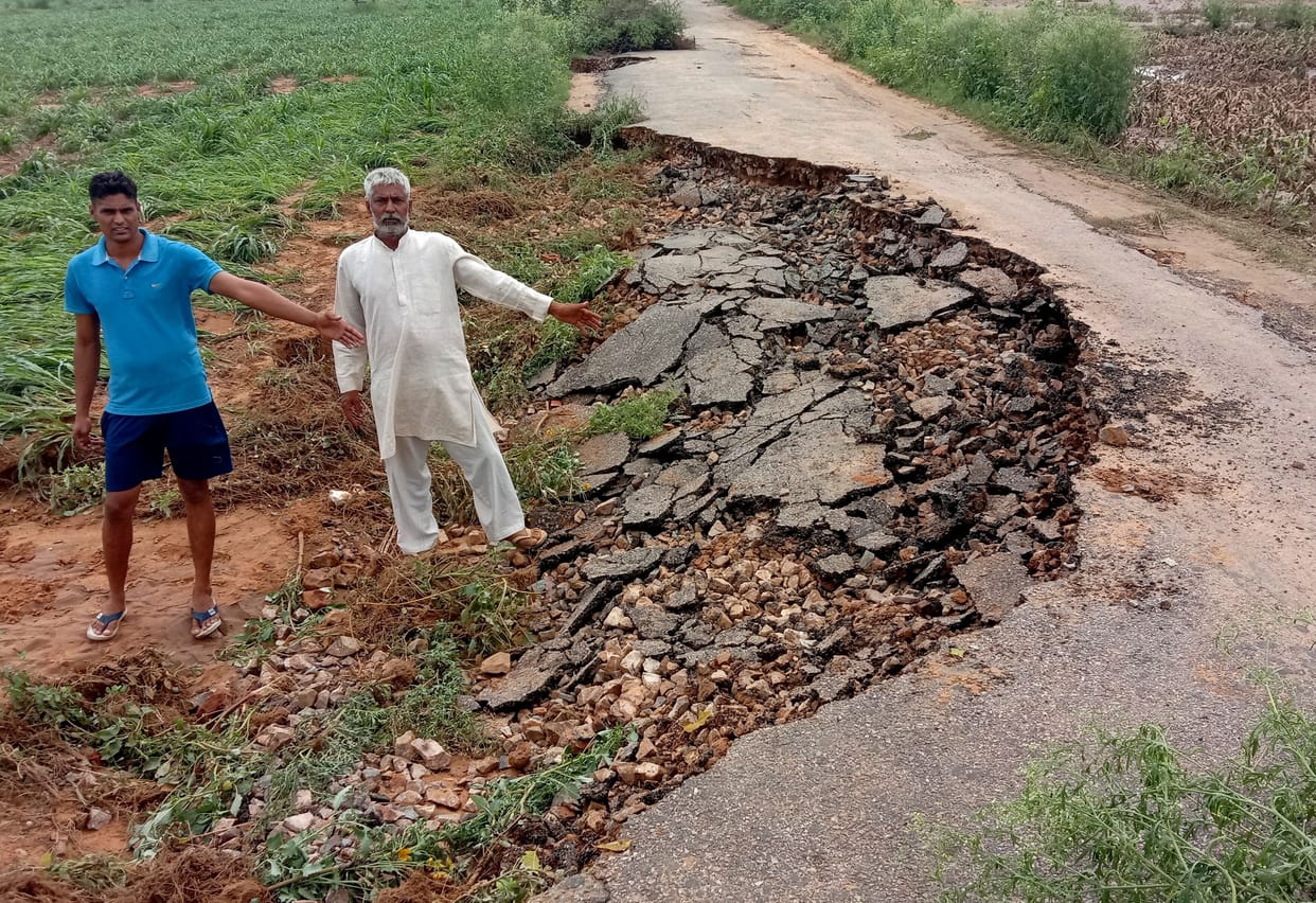 Water flow broke the road, fear of accidents
