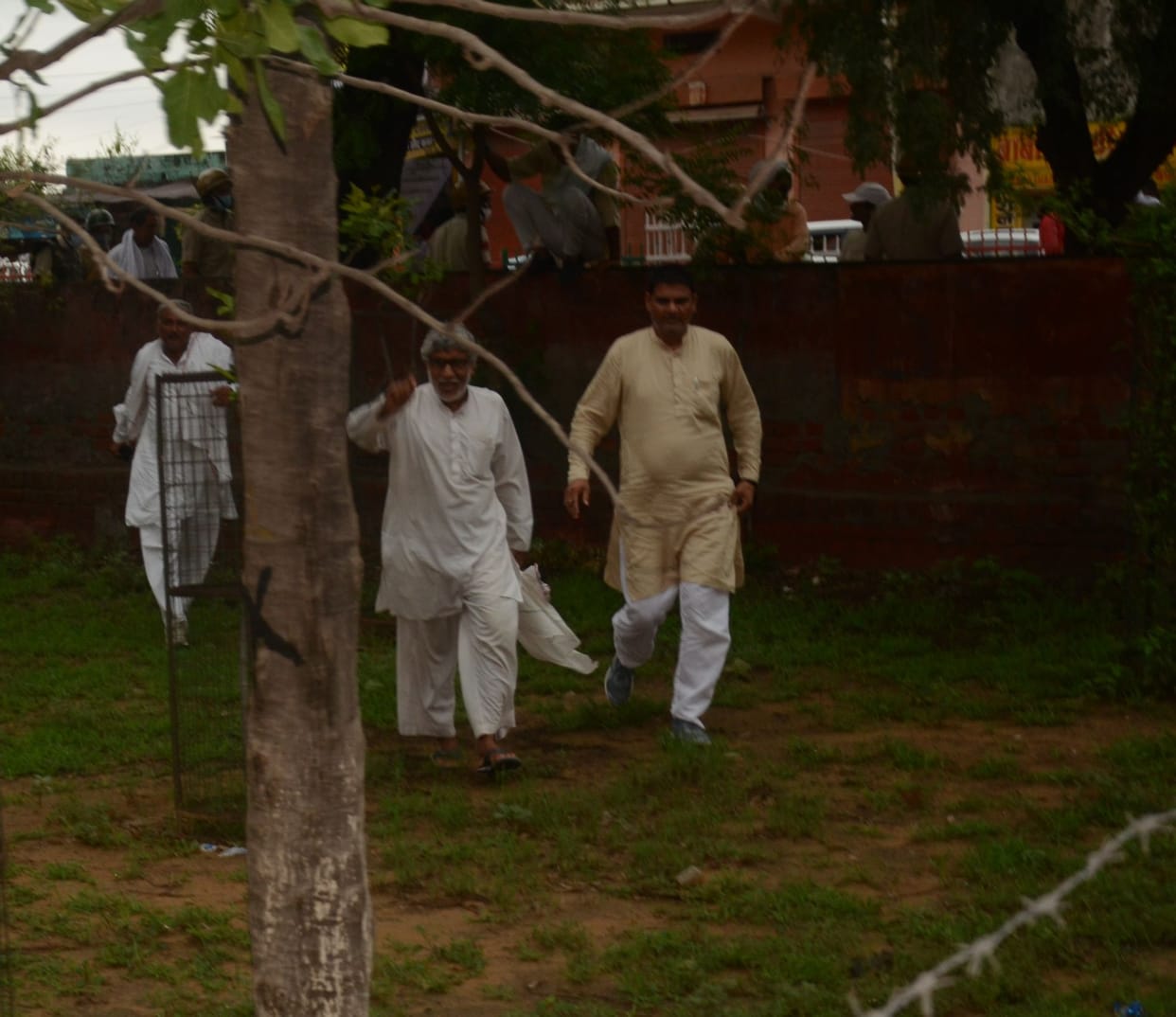 Farmers reached to show black flags to BJP leader Babita by climbing the hospital wall