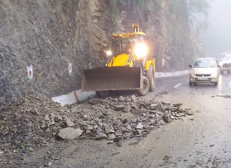 Debris came on the road near Galogi Dhar