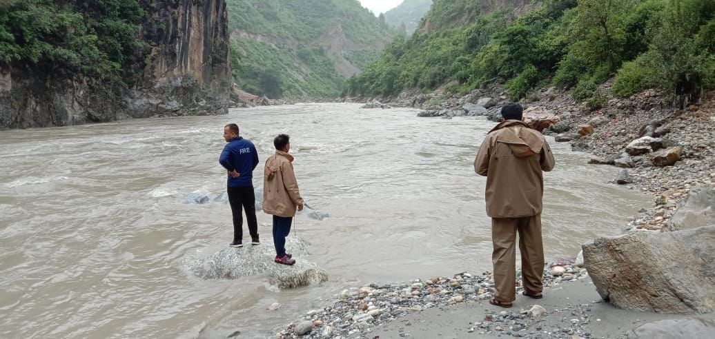 Old lady jumped in Saryu, search continues
