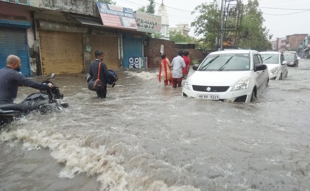 jhajjar bahadurgarh news,126.7 mm of rain filled houses and shops, people upset