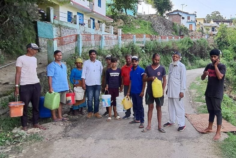 Villagers facing drinking water crisis demonstrated with empty utensils