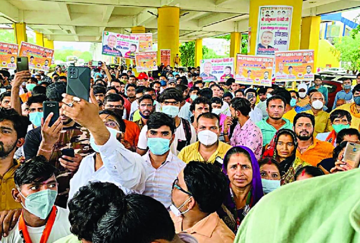 Broken social distance rules to welcome BJP Yuva Morcha President in Greater Noida