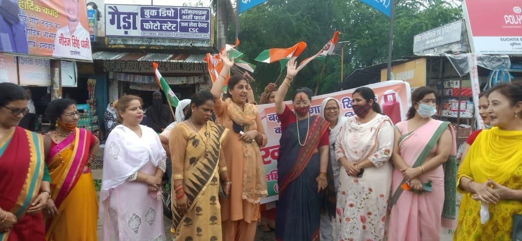 People protested against inflation.