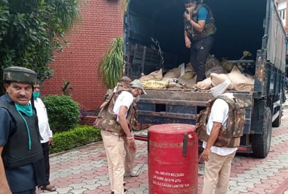 मॉक ड्रिल में हिस्सा लेते पुलिसकर्मी।