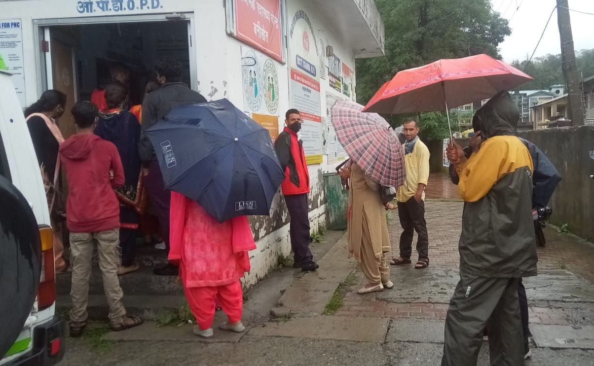 people are waiting for vaccination in rain, no arrangemenrs