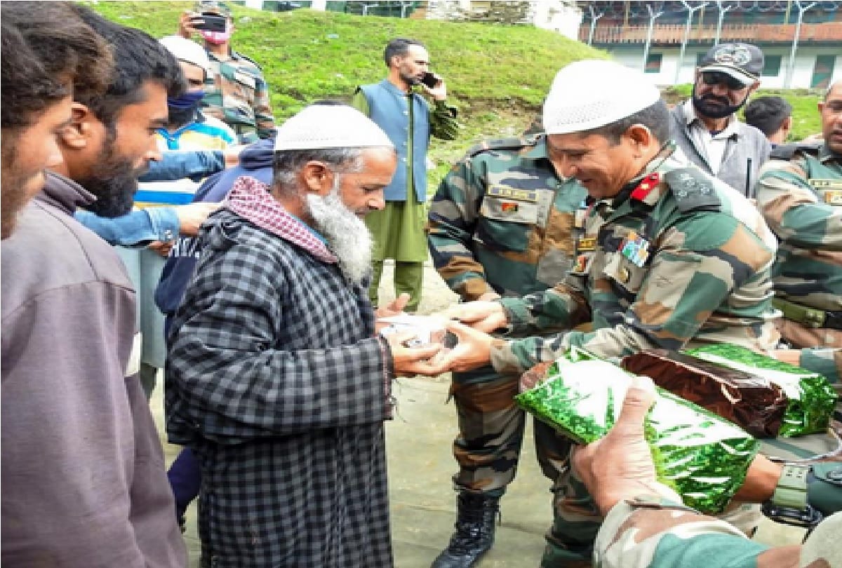 Eid in Jammu and Kashmir: Army organized Eid-Milan before Eid in Machhil sector, see photos