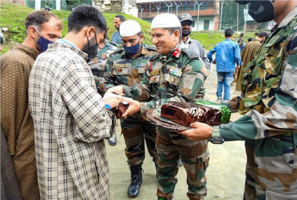 Eid in Jammu and Kashmir: Army organized Eid-Milan before Eid in Machhil sector, see photos