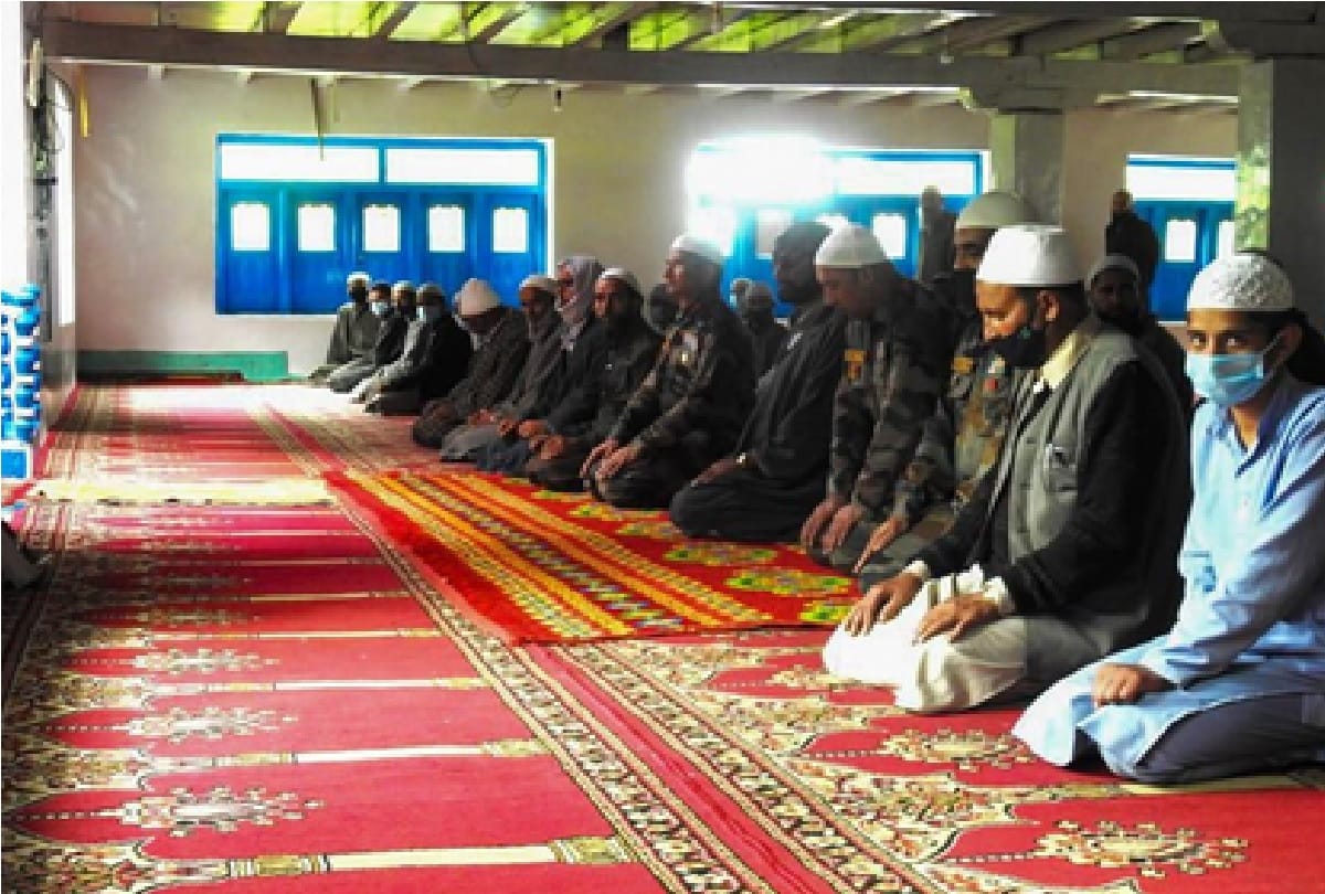 Eid in Jammu and Kashmir: Army organized Eid-Milan before Eid in Machhil sector, see photos