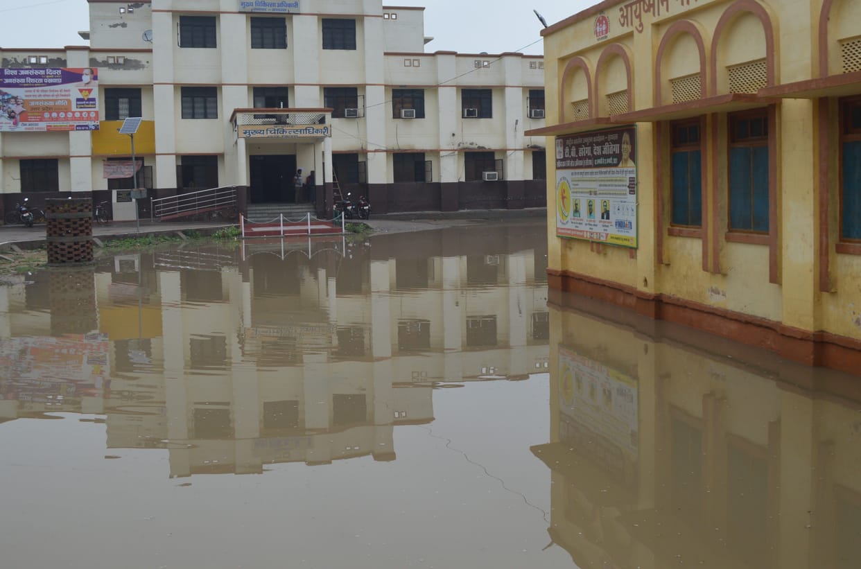 Hathras: Water filled in many places due to heavy rain, people upset