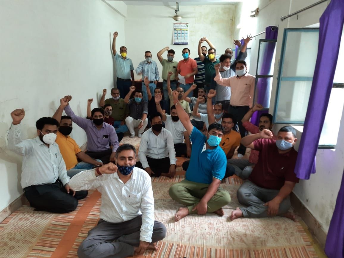 Uttarakhand Power Junior Engineers Association staged a sit-in