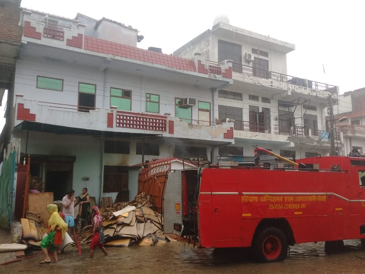 Fire in cardboard factory, found under control in three hours