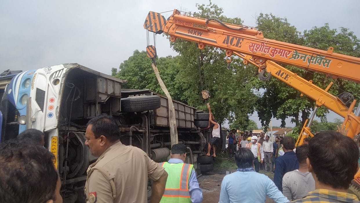 Tourist bus overturned on the highway, 17 injured