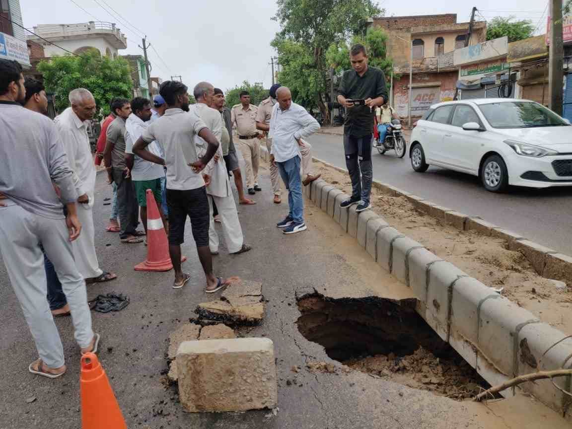 road cracked in the rain, open pole of Amarut scheme