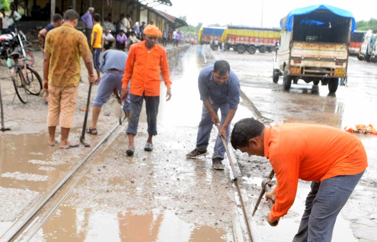 Water filled on the track, the train stood for 45 minutes