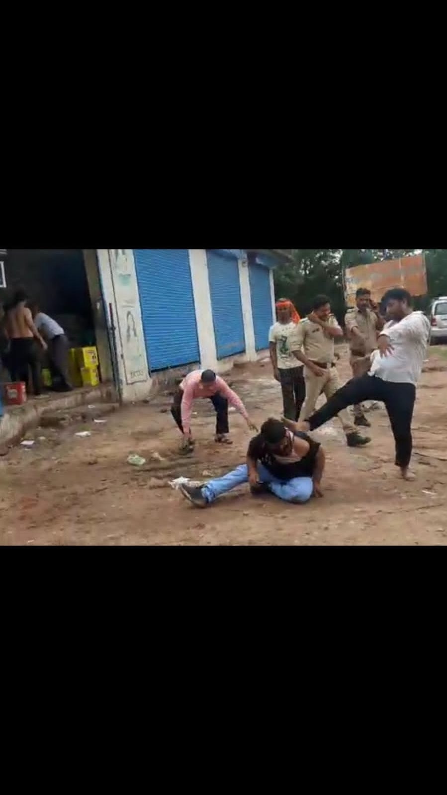 etawah news,The shopkeeper was beaten up fiercely, the soldiers kept making videos