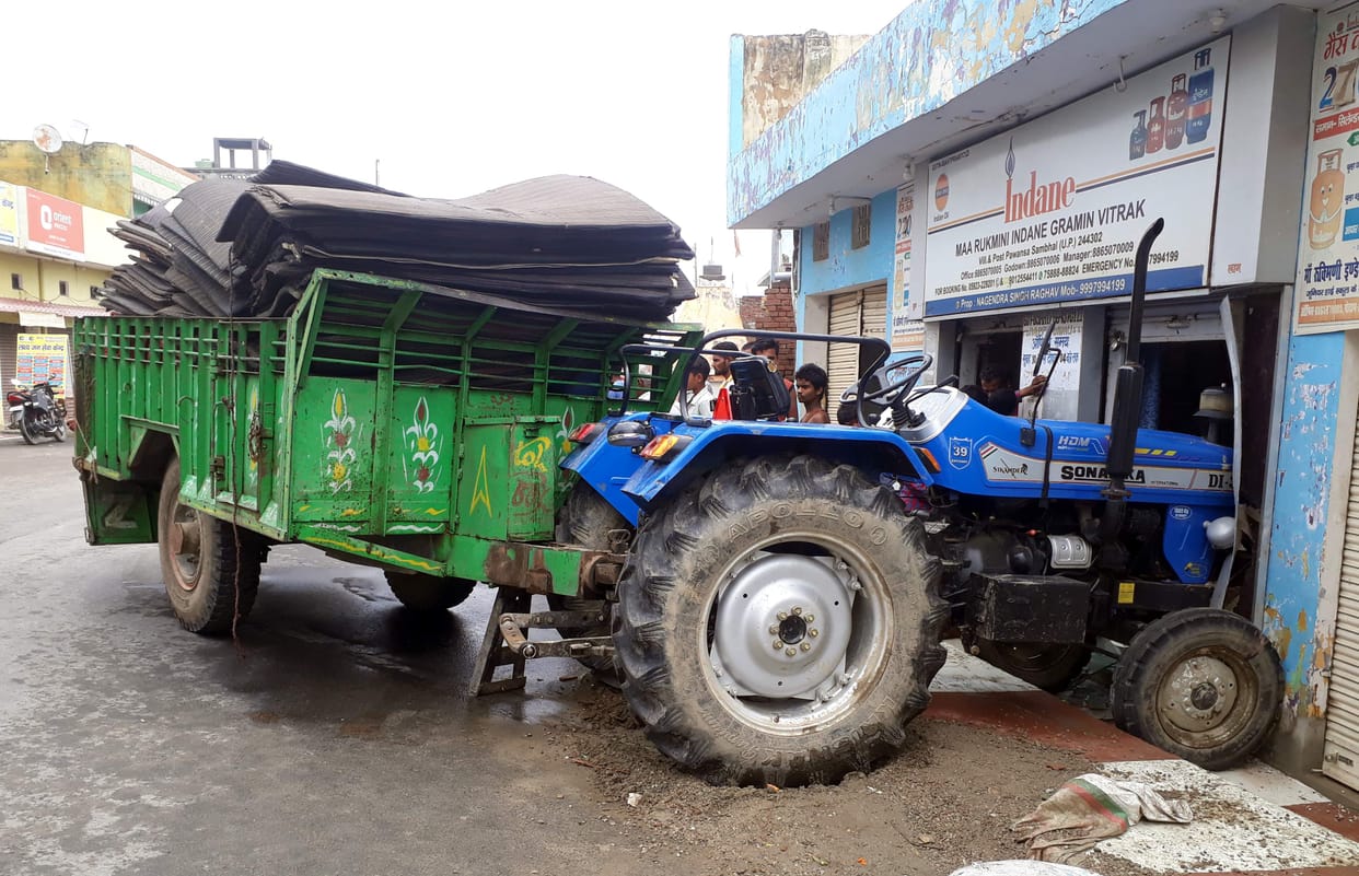 Tractor-trolley uncontrollably entered the gas agency's office on the roadside, accident averted