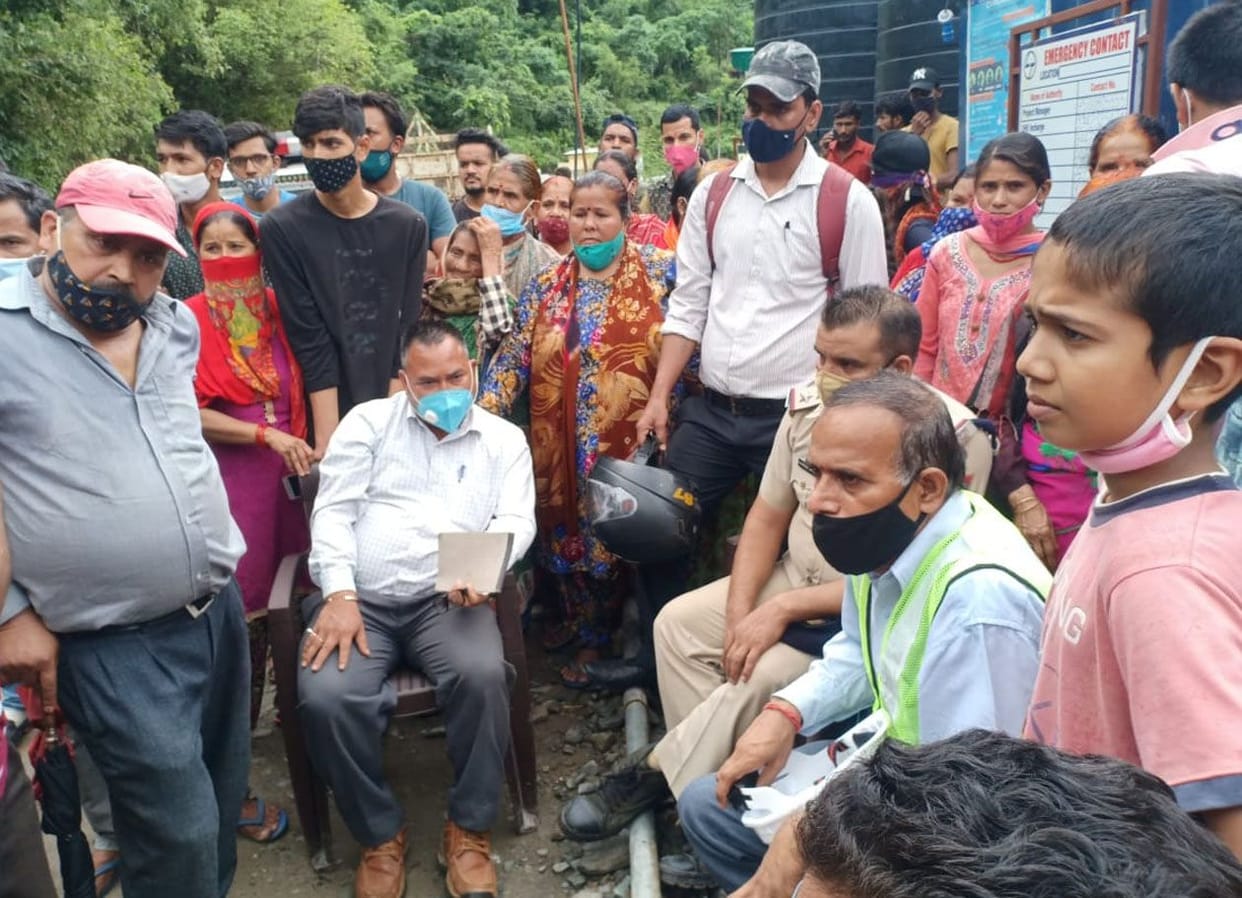 The affected returned the employees who arrived for talks
