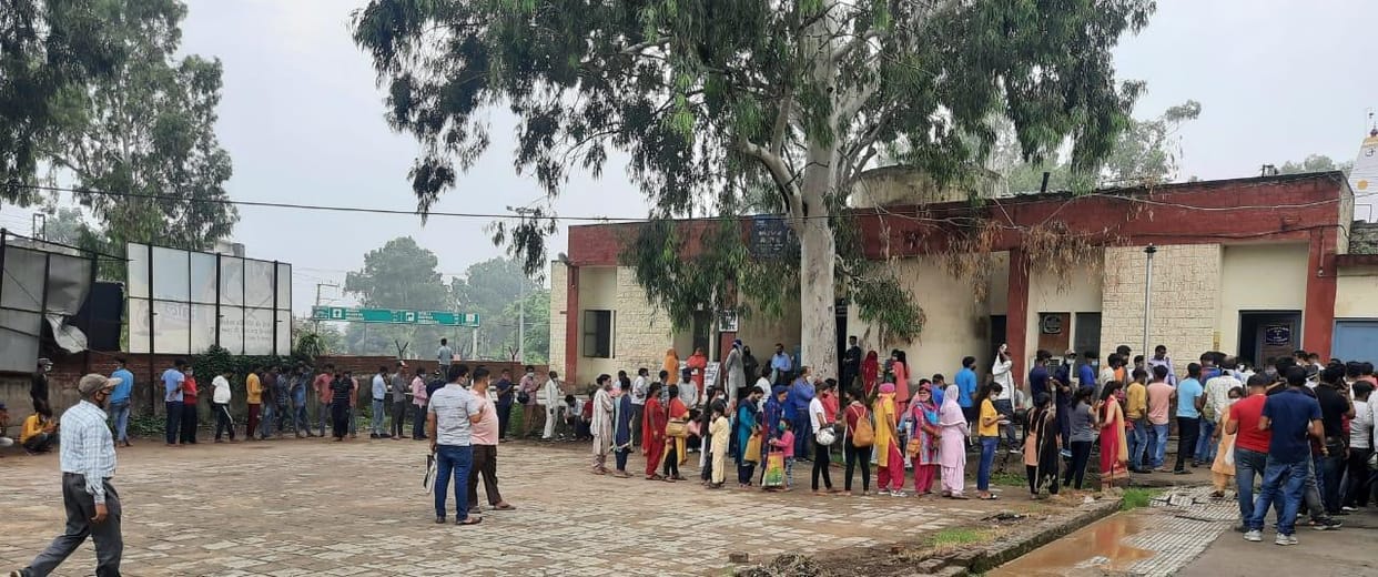 vaikseen ke ?ilalie naalaagadh aspataal mein lagee bheed