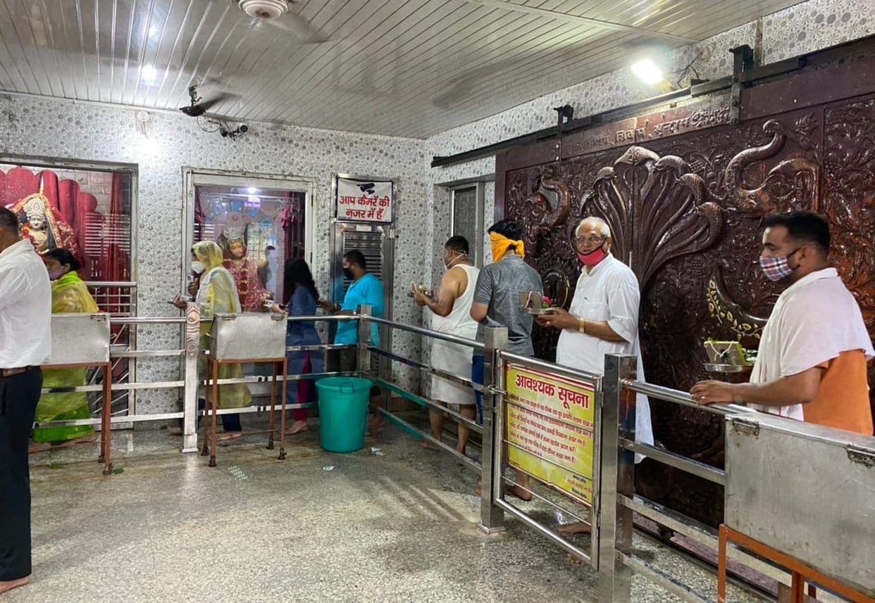 Shiv devotees performed Jalabhishek at home