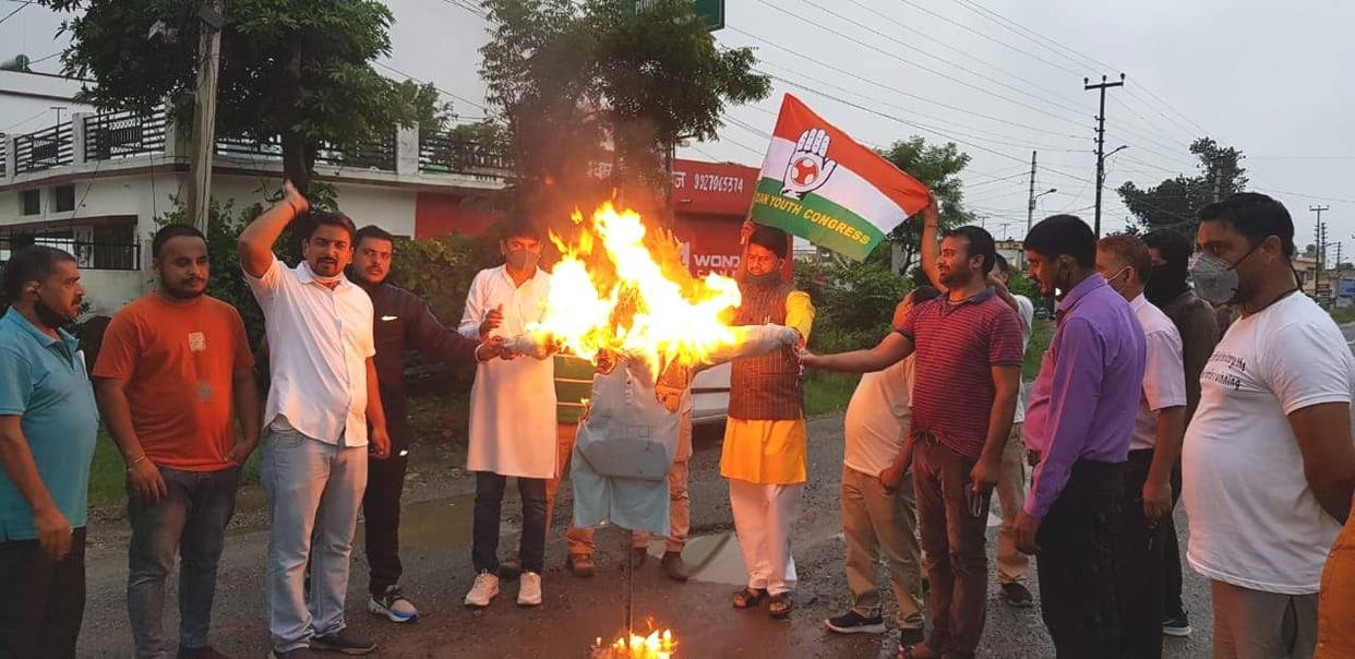 Congress burnt the effigy of the state government