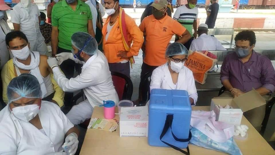 Railway employees got the vaccine of Covid 19