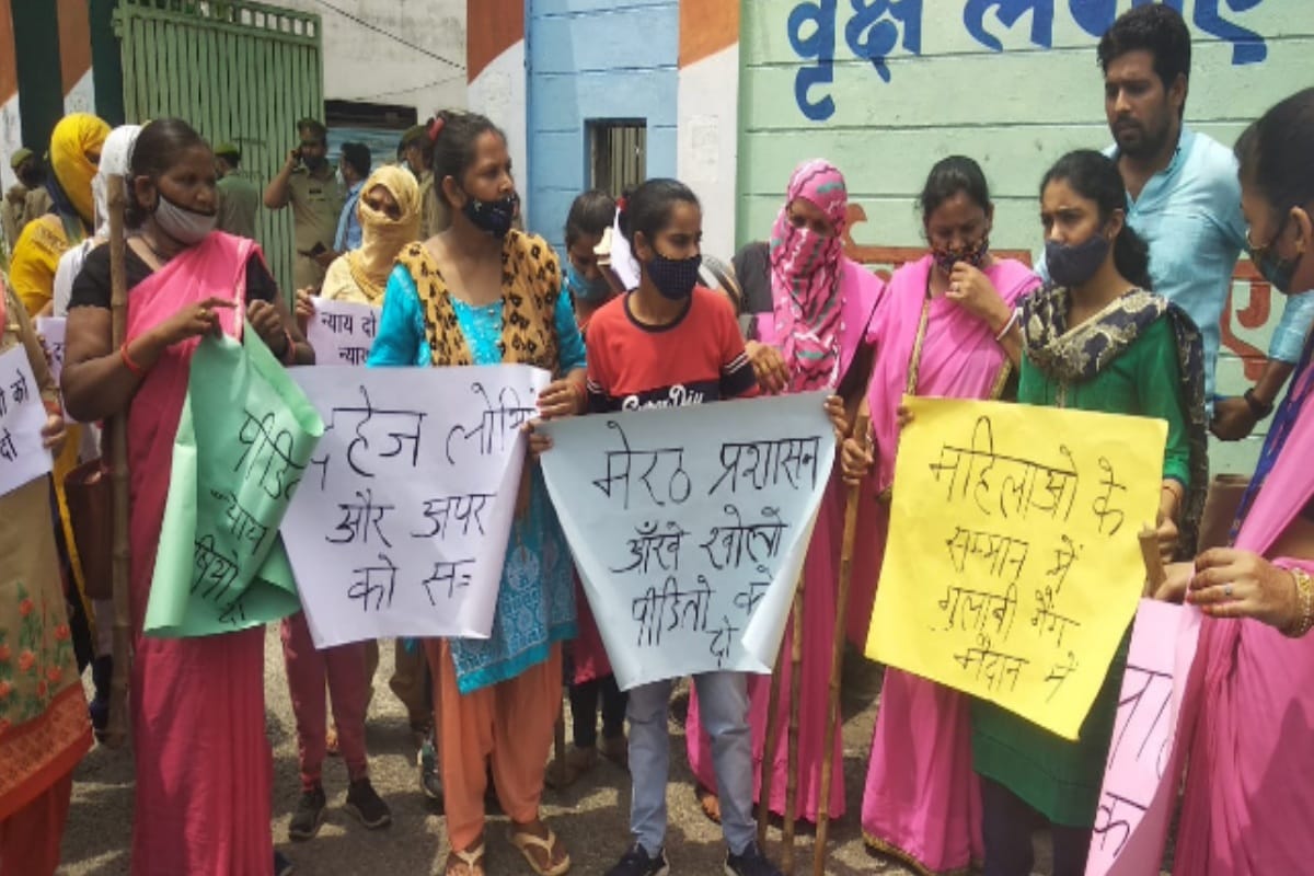 Meerut: woman pleaded at SSP office to get her son from her husband, warn to suicide