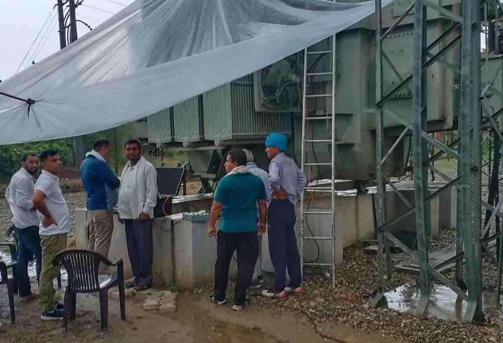 The monkey jumped on the power line, the electricity of 10 villages came to a standstill