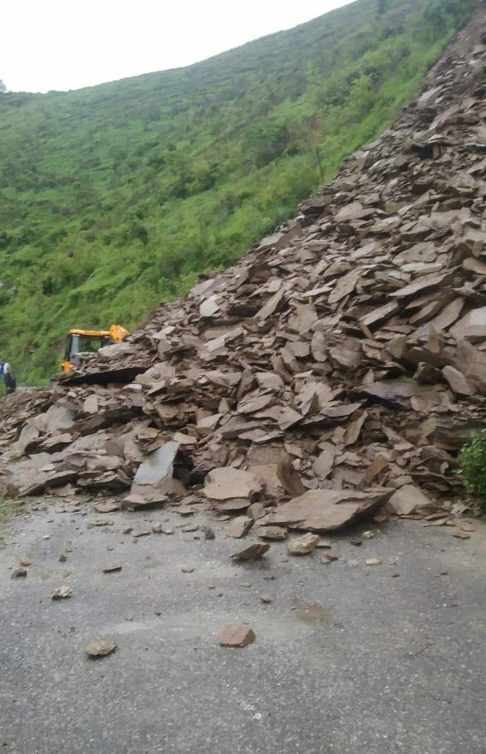Debris came on the highway near Beasi, the movement of vehicles came to a standstill