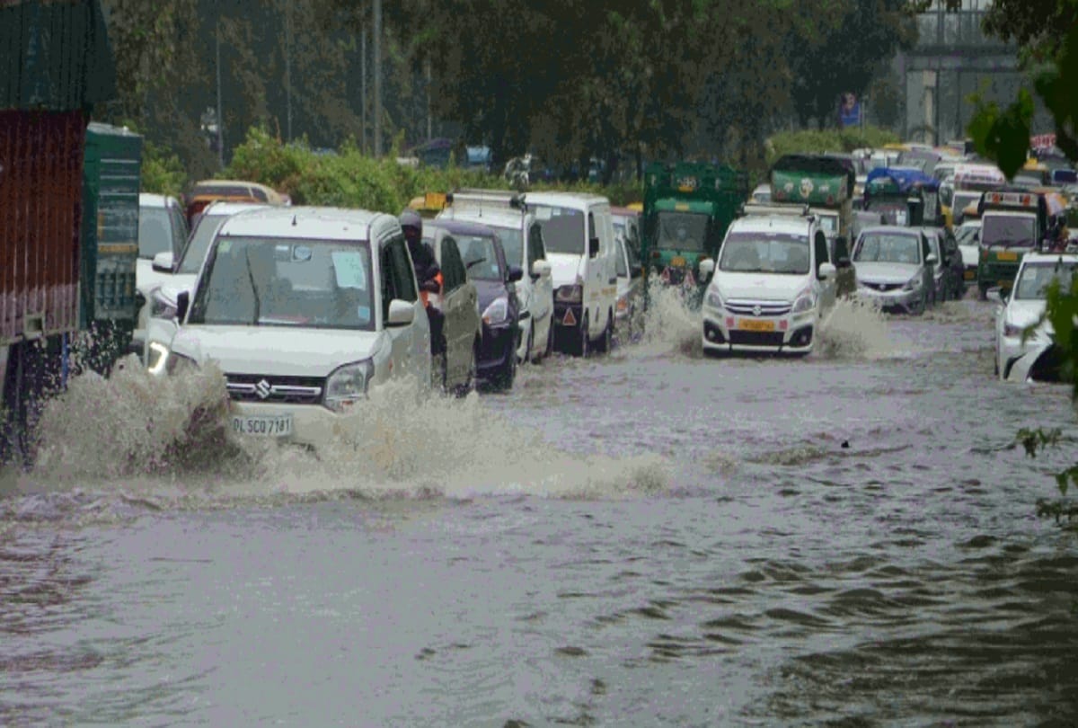 due to rain in delhi there was jam at 65 places on monday