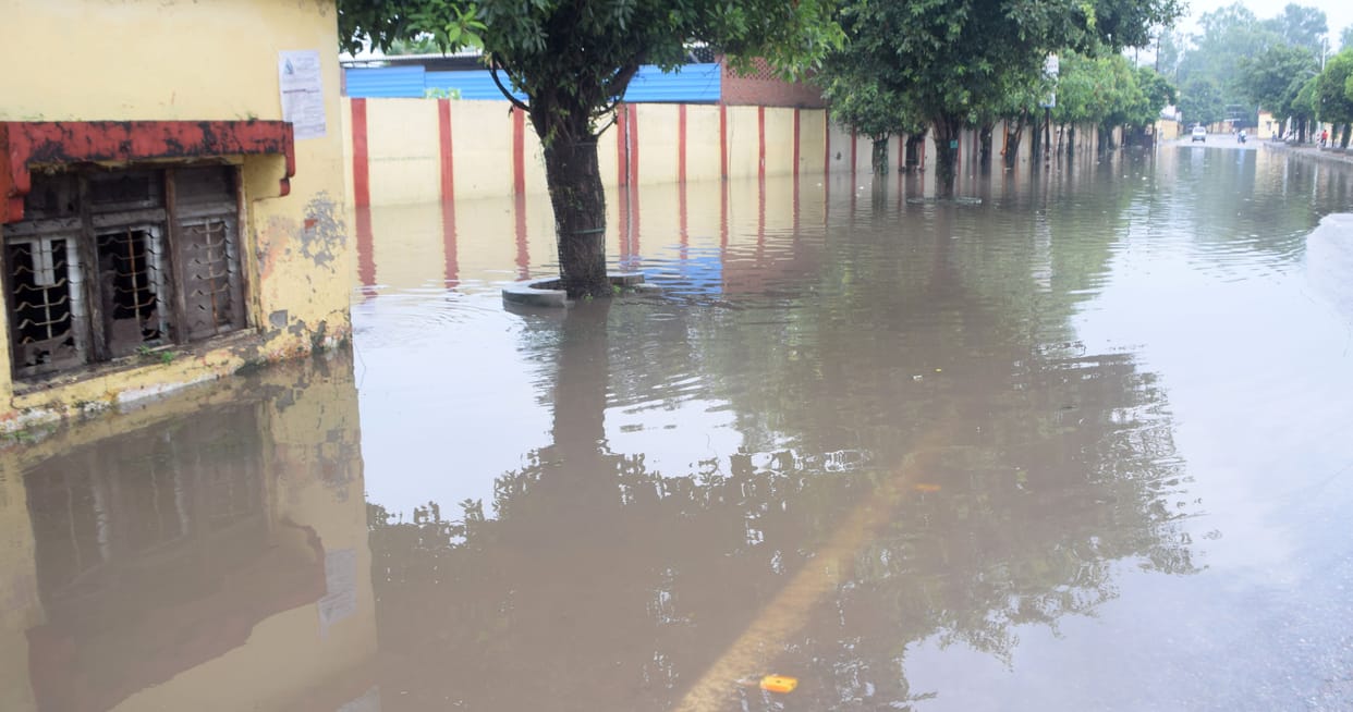 Roads became ponds due to rain in the city
